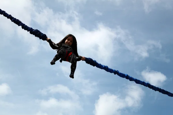 Kleines Mädchen springt auf dem Trampolin (Bungee-Jumping)) — Stockfoto