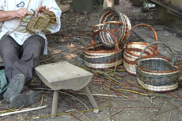 Manufacturing of wicker baskets — Stock Photo, Image