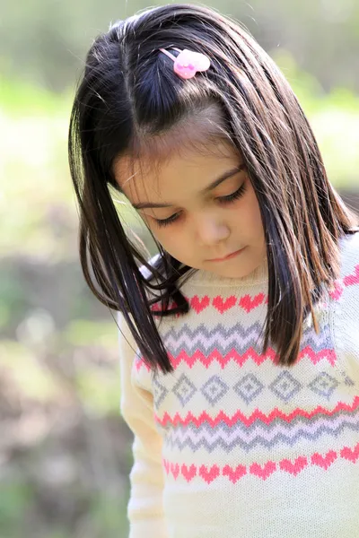 Портрет милой маленькой девочки весной — стоковое фото