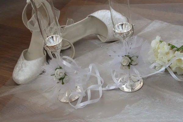 Wedding shoes and glasses of shampagne — Stock Photo, Image