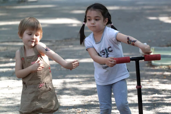 Twee kleine meisjes met taptoe in het park — Stockfoto