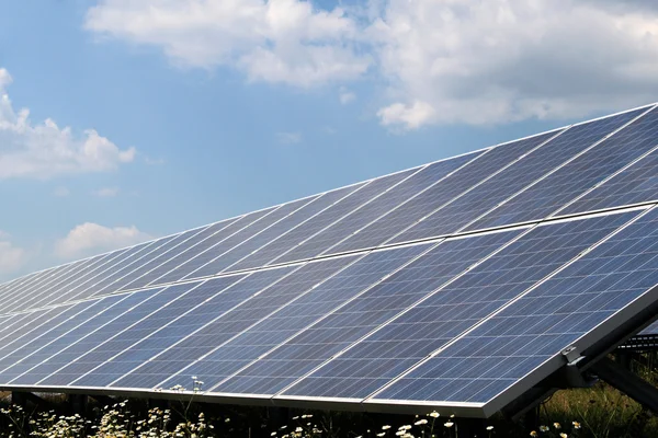 Fotovoltaický systém - obnovitelné zdroje energie — Stock fotografie