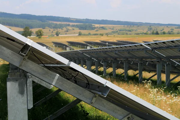 Zielona energia paneli słonecznych do doliny wieś — Zdjęcie stockowe