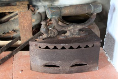 Antik kömür demir bir stand