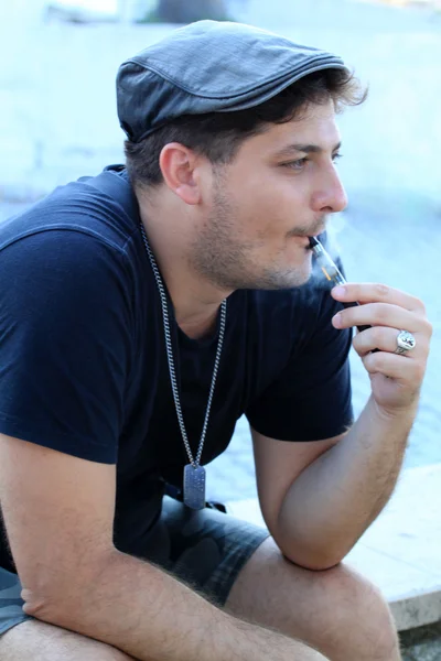 Young man smoking an elektronic cigarette — Stock Photo, Image