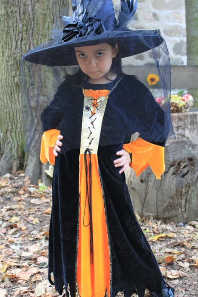 Petite fille habillée pour la veille d'Halloween — Photo