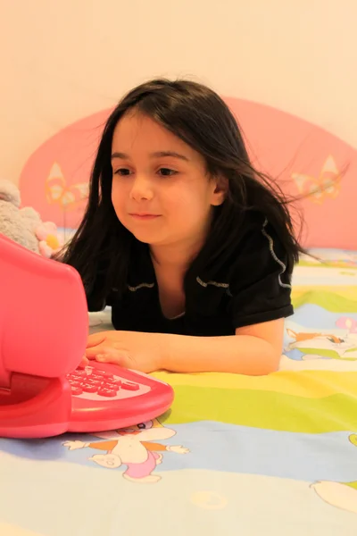 Menina criança brincando com laptop — Fotografia de Stock