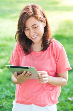 Dijital tablet tutan kadın