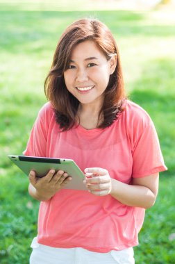 Dijital tablet tutan kadın