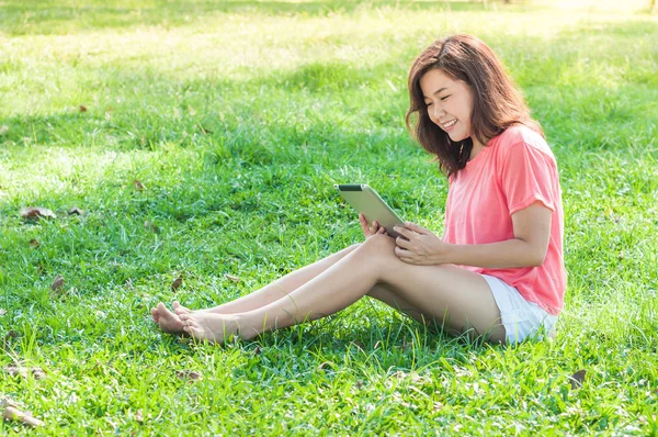 Woman Holding Digital Tablet — Stock Photo, Image