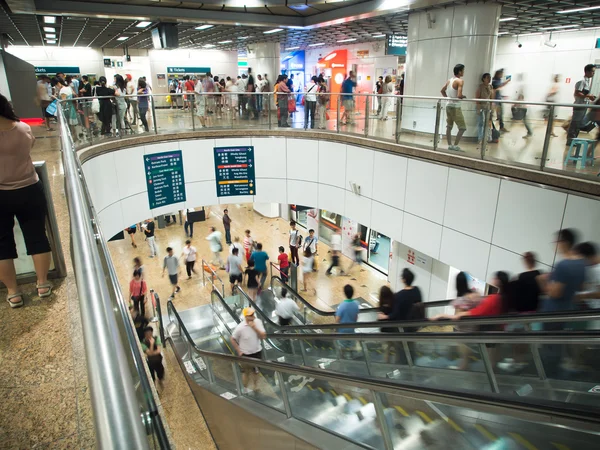Станция Mass Rapid Transit (MRT) в Сингапуре — стоковое фото