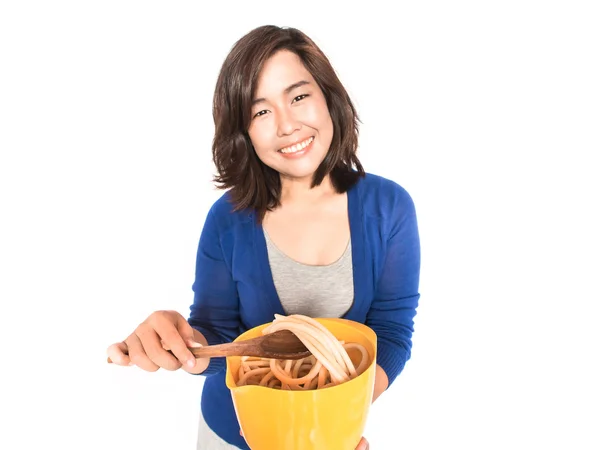 Isoliertes Porträt einer jungen glücklichen Frau, die Pasta auf Weiß zubereitet — Stockfoto