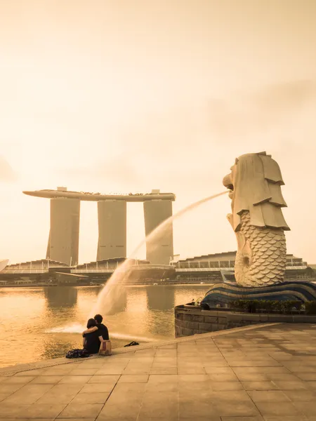 Lovers sat in front of the Merlion at Marina bay — Stock Photo, Image