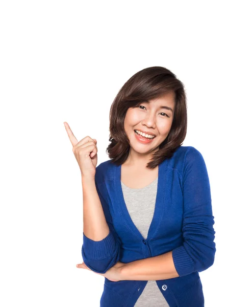 Mujer sonriendo apuntando hacia arriba mostrando espacio de copia . —  Fotos de Stock