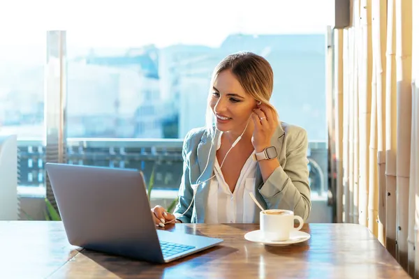 Empresa contenta que tiene videollamada en portátil — Foto de Stock