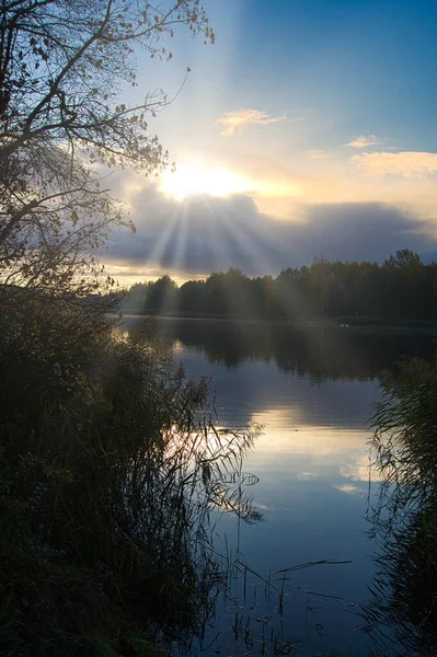 Sunburst Clouds Beams Light Falling Tranquil Lake Surrounded Leafy Green — Stock Photo, Image