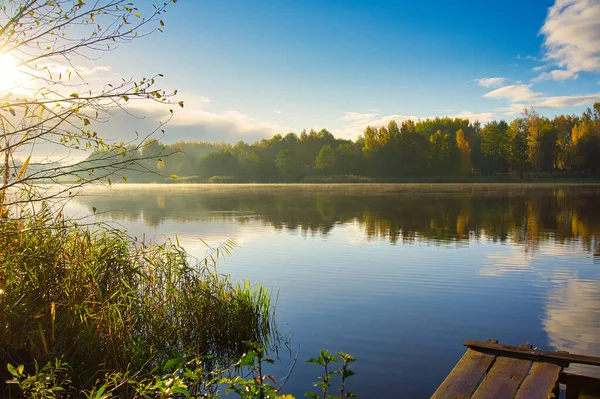 Pôr Sol Sobre Lago Rural Tranquilo Com Reflexões Sobre Água Imagem De Stock