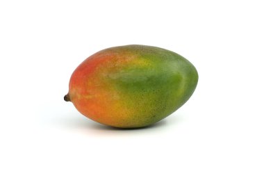 Beyaz arka planda izole edilmiş olgun ve güzel renkli bir mango meyvesi.