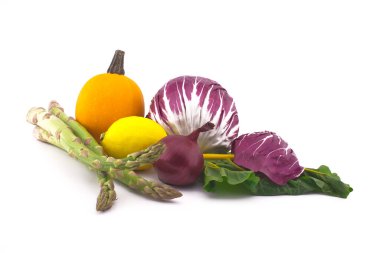 Yaprak pancarı, kuşkonmaz, radicchio salatası, soğan ve beyaz arka planda izole edilmiş sarımsak da dahil olmak üzere çeşitli taze renklerde.