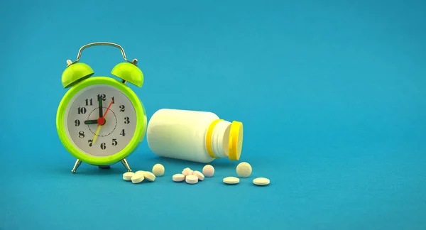 Medicatie Gezondheidszorg Concept Met Farmaceutische Fles Tabletten Blauwe Wekker Een — Stockfoto
