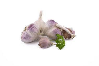 Sarımsak soğanları, karanfiller ve yeşil maydanoz dalı yakın plan beyaz arka planda izole edilmiş.