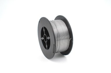 Beyaz arkaplanda gaz kaynaksız kaynak kablosu izole edildi