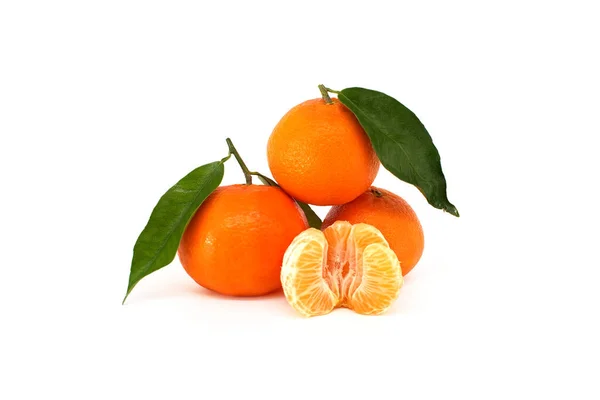 Tangerinas Clementinas Tangerina Laranja Com Folhas Verdes Segmentos Descascados Frente — Fotografia de Stock