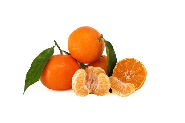 Mandarinen Mandarinen Oder Clementinen Mit Grünen Blättern Geschälten Segmenten Und — Stockfoto