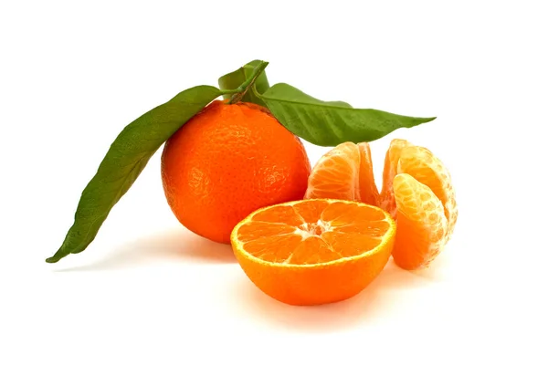 Mandarinenorangen Mandarinen Oder Clementinen Mit Grünen Blättern Halbgeschnittenen Zitrusfrüchten Und — Stockfoto