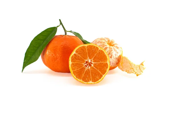 Owoce Mandarynki Pomarańczowej Mandarynki Lub Klementynki Zielonymi Liśćmi Półkrojone Owoce — Zdjęcie stockowe