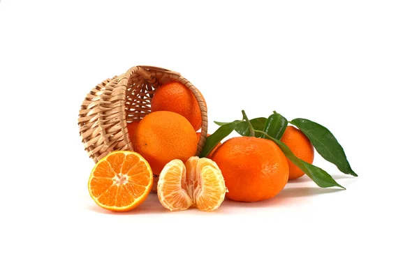 Mandarynki Klementynki Lub Mandarynki Owoce Pomarańczowe Zielonymi Liśćmi Obrane Segmenty — Zdjęcie stockowe