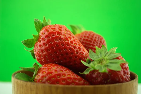 Fraises Jardin Fraîches Dans Bol Bois Gros Plan — Photo