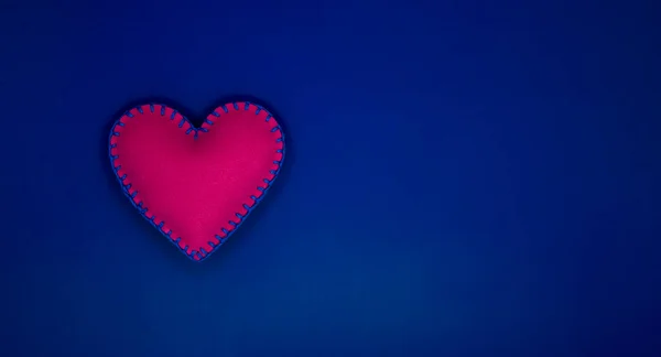 Вручную Сделанное Войлочное Сердце Панорамном Баннере Над Синим Копировальным Пространством — стоковое фото