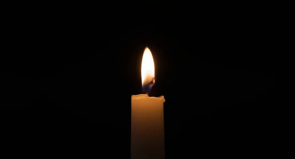 Nahaufnahme Einer Kerzenflamme Der Dunkelheit Mit Freiem Kopierraum — Stockfoto