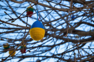 Ağaçların ve çalıların dallarını renkli Paskalya süslemeleriyle süslemek.