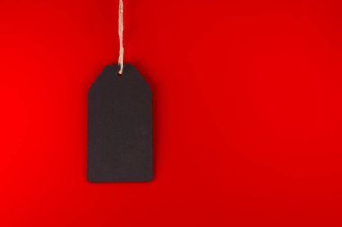 Kırmızı arkaplanda Kara Cuma indirimi etiketi ve metin için kopyalama alanı. Kara Cuma indirimi, alışveriş konsepti