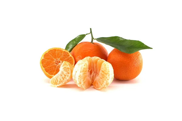 Mandarine Mandarine Sau Fructe Clementine Frunze Verzi Segmente Decojite Fructe — Fotografie, imagine de stoc