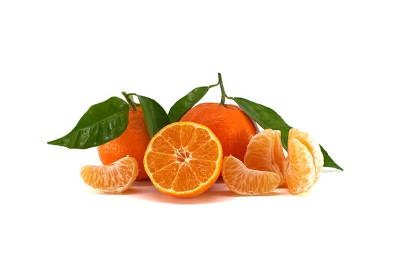 Clementine Mandarine Oder Mandarine Orangen Mit Grünen Blättern Halbgeschnittenen Zitrusfrüchten — Stockfoto