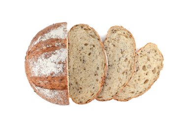 Beyaz arka planda izole edilmiş dilimlenmiş ekmek somunu. Yukarıdan izlenen ekmek dilimleri. Üst görünüm