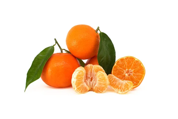 Mandarine Clementine Oder Mandarine Orangen Mit Grünen Blättern Geschälten Segmenten — Stockfoto