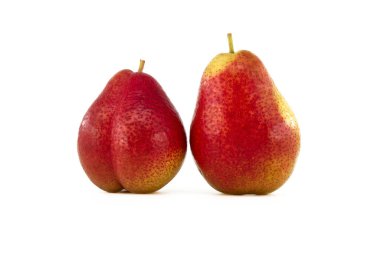 Beyaz arka planda izole edilmiş olgun, çok renkli armut meyveleri.