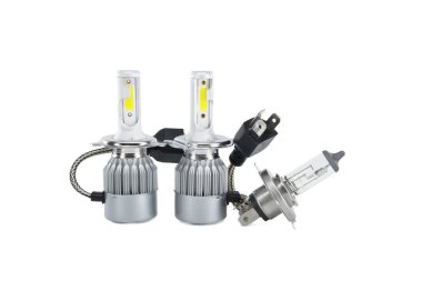 Beyaz arkaplanda H4 halojen lamba ve LED far ampulleri, araç parçaları ve yedek