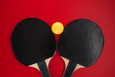 Kırmızı zemin üzerinde sarı ping pong topu olan iki masa tenisi rafı ve bedava fotokopi alanı.