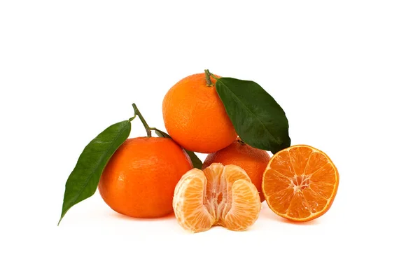 Mandarine Clementine Oder Mandarine Orangen Mit Grünen Blättern Geschälten Segmenten — Stockfoto