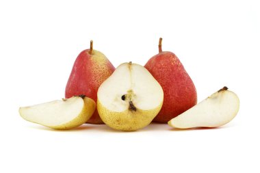 Taze ve yarım armut beyaz zemin üzerinde izole