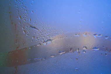 Soğuk bir pencerenin dışındaki su damlacıkları ya da yoğunlaşma tam kare arkaplan dokusunu kapatır