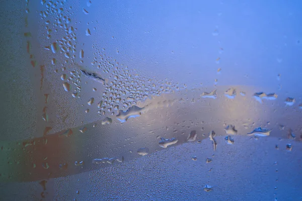 Soğuk bir pencerenin dışındaki su damlacıkları ya da yoğunlaşma tam kare arkaplan dokusunu kapatır