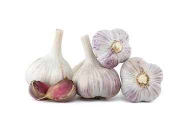 Sarımsak soğanları ve karanfiller beyaz arka planda izole edilmiş.