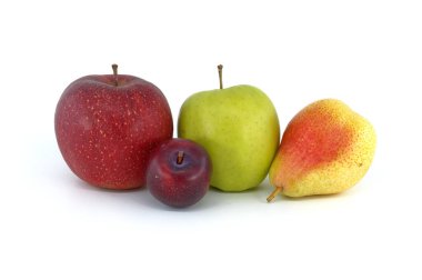 Kırmızı ve yeşil elmalar, erik ve olgun armutlar ve beyaz arkaplanda izole edilmiş saplar.