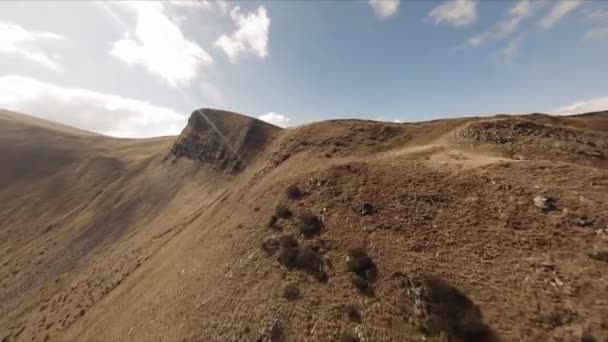 FPV Drone felvételek: sima stabilizált Fly végig Mountain Rocky Hill körül Highland Lake. — Stock videók